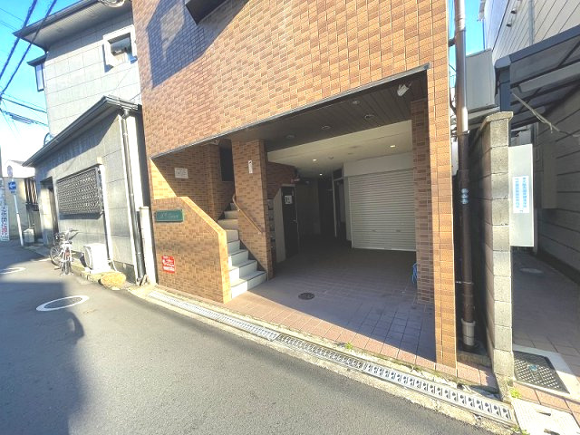 東大阪市高井田元町２丁目の賃貸マンションのエントランス