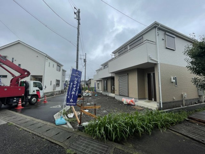 【前面道路含む現地写真】 | 府中市日新町３丁目新築戸建て７棟現場１号棟