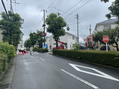 【前面道路含む現地写真】 | 府中市日新町３丁目新築戸建て７棟現場3号棟