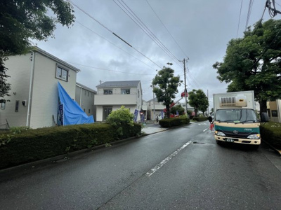 【前面道路含む現地写真】 | 府中市日新町３丁目新築戸建て７棟現場3号棟