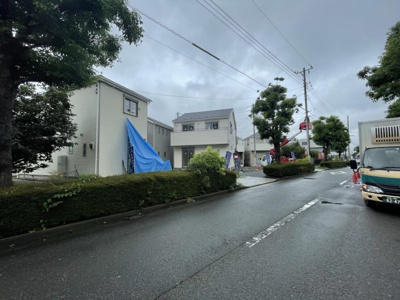 【前面道路含む現地写真】 | 府中市日新町３丁目新築戸建て７棟現場3号棟