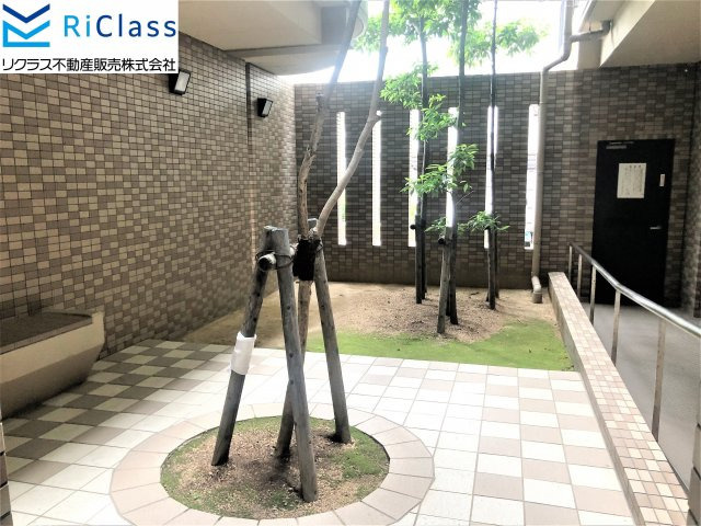 コスモ神戸上沢駅前のエントランス|ゆとりのあるエントランスです