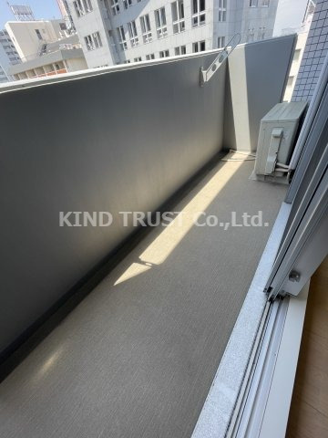 ラルーチェ北梅田のバルコニー|暖かな日差しのふりそそぐバルコニー