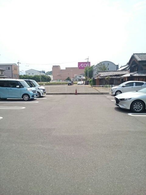 今治市馬越町３丁目のアパートの駐車場