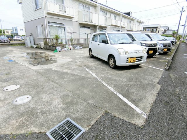 サンライズB棟の駐車場