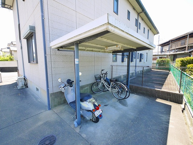カーサ九条のその他共用部分|屋根付きの駐輪場です