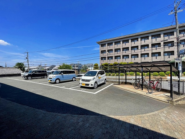 パレス・ウィーン高畑の駐車場|車をお持ちの方に嬉しい駐車場付きの物件です