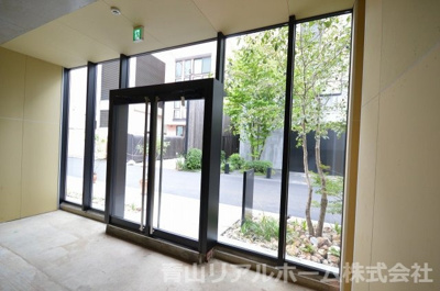 【エントランス】 | ADEOT AOAMA | 前面ガラス張り