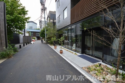 【周辺】 | ADEOT AOAMA | 前面道路