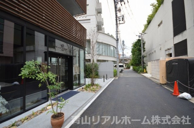 【周辺】 | ADEOT AOAMA | 前面道路