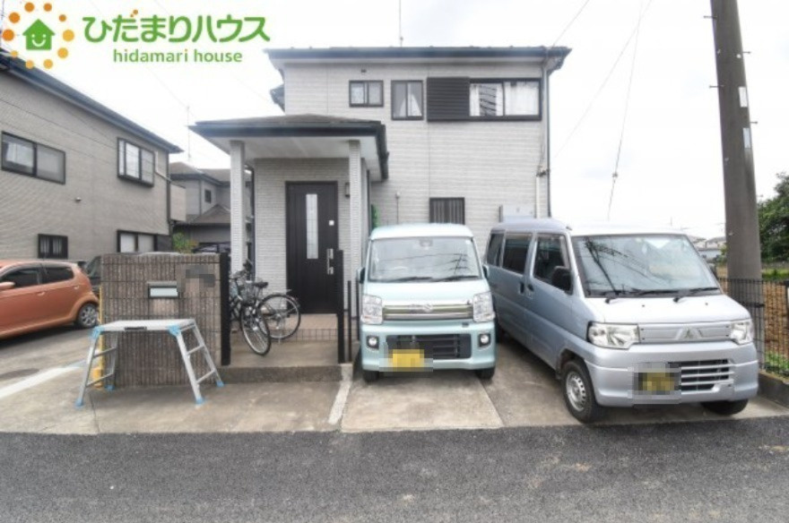 西区指扇領辻　中古一戸建ての外観|並列駐車2台可能です。