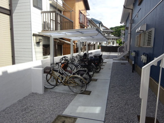 【その他共用部分】 | 屋根付きの駐輪場で雨が降っても大切な自転車が濡れなくてすみますね♪自転車はちょっとした移動手段に便利ですよね！