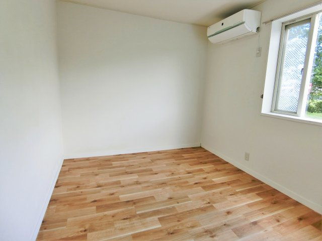 リバーサイドヒルズヤマダの洋室