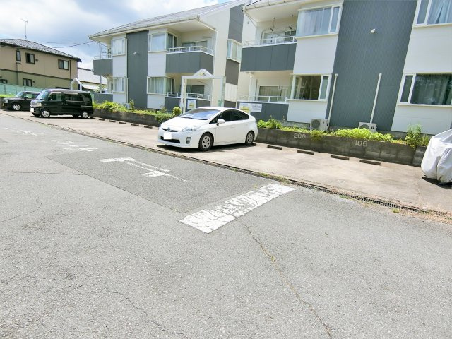 リバーサイドヒルズヤマダの駐車場