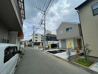 【前面道路含む現地写真】 | 日野市日野新築戸建て2棟現場1号棟