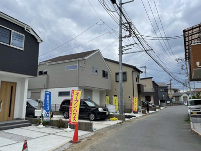 【前面道路含む現地写真】 | 日野市日野新築戸建て2棟現場1号棟