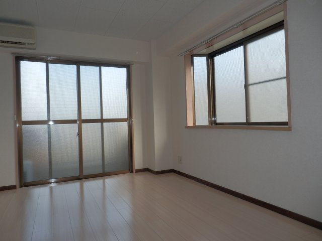 【居間・リビング】 | みずきコート | 出窓付きの明るいお部屋です。