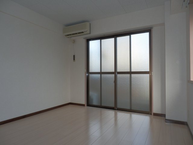 【洋室】 | みずきコート | ちょっと広めの6.7帖の居室。