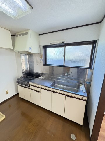 メゾン日吉のキッチン|写真は同建物の別部屋を参考に掲載しております。