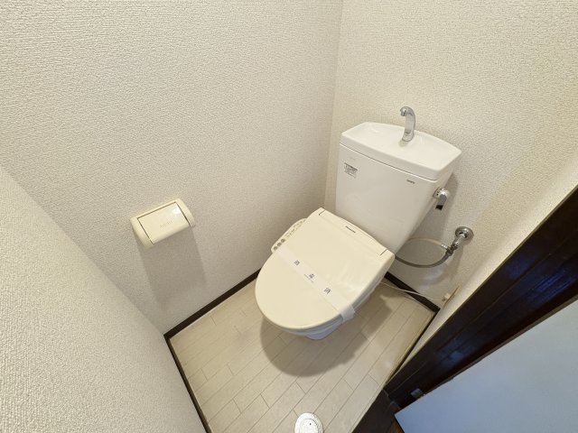 メゾン日吉のトイレ|写真は同建物の別部屋を参考に掲載しております。