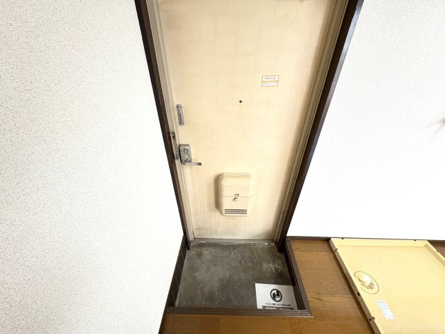メゾン日吉の玄関|写真は同建物の別部屋を参考に掲載しております。