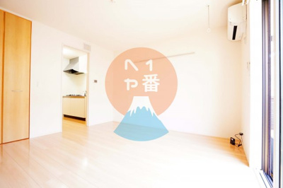 【居間・リビング】 | オーキッド・hill | ネット無料。10.2帖の2面採光のお部屋