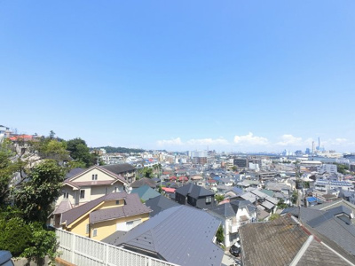【展望】 | サンズヒル磯子 | ２階部分からの眺望です。
前面に建物がなく開放感がございます。