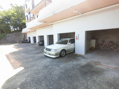 【駐車場】 | サンズヒル磯子 | お買い物時やベビーカーの出し入れに便利なエレベーター付
混雑時にも便利なエレベーター2基付です。