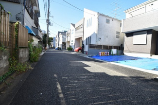 【前面道路含む現地写真】 | 東側5ｍ私道　車の通行はほとんど御座いませんので小さなお子様にも安心の立地です。