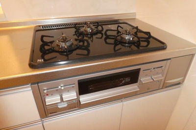 【キッチン】 | ニュー・エンブレムB | ３口ガスコンロ