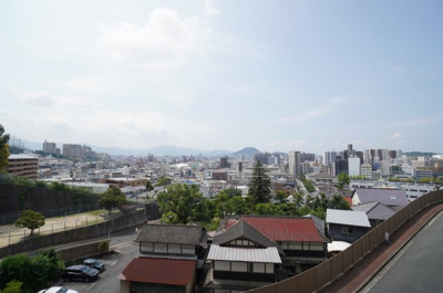 【展望】 | トーカンマンション山根町サウスウィングS棟 | 【四季を感じる】
四季の移ろい・爽やかな青空や風を感じられ
自然を愉しめるパノラマビュー。
毎日の暮らしに余裕を感じさせてくれる、
遮る物の無い開放的な眺望を是非、ご堪能ください。