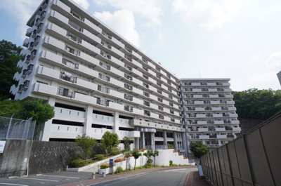 【外観】 | トーカンマンション山根町サウスウィングS棟 | 【耐震性】
耐震性の高さを判断するポイントは、
建築確認申請日が1981年6月1日以降の
新耐震基準に適合しているかどうか。
震度６程度の大地震でも
建物が崩壊しないレベルが基準になりました。