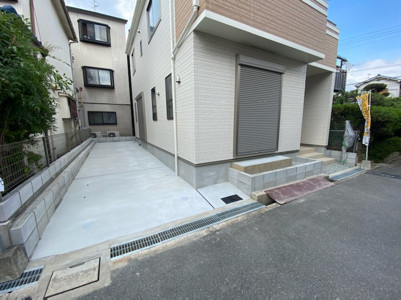 門真市沖町　新築戸建ての駐車場|■お車２台は楽々です♪♪