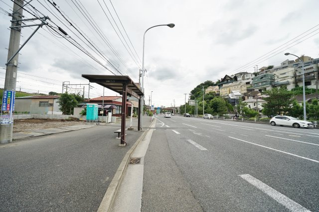 南道路につき陽当り良好♪保土ヶ谷区保土ヶ谷町2丁目　新築戸建ての前面道路含む現地写真|歩道付きの広い道路に面しています