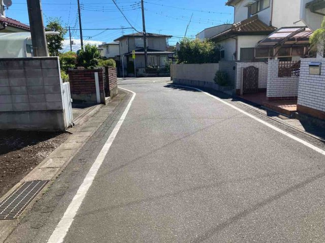 高崎市箕郷町下芝売地の前面道路含む現地写真|東方向撮影。前面道路は６ｍで車の出入りも安心です。