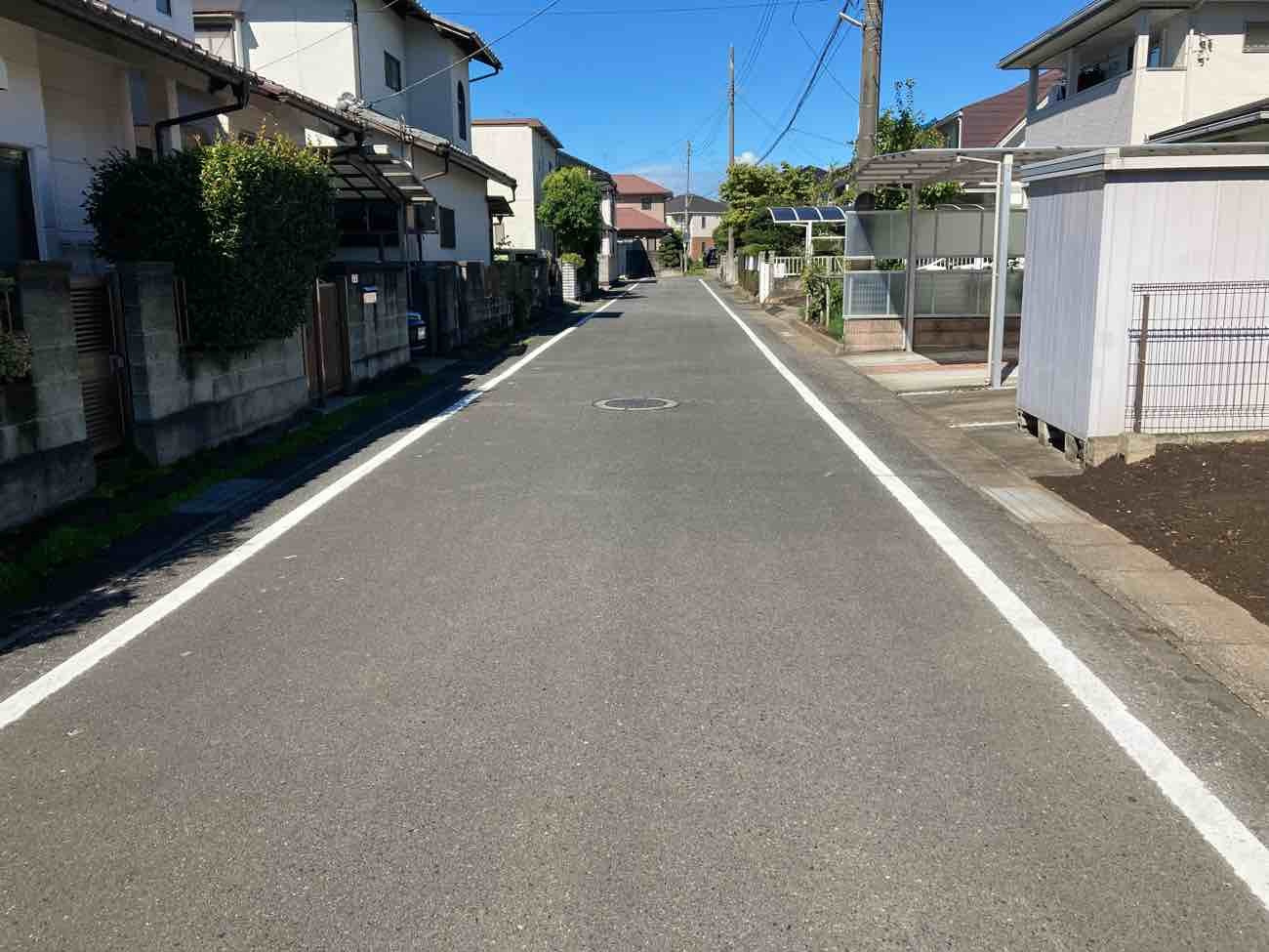 高崎市箕郷町下芝売地の前面道路含む現地写真|西方向撮影。前面道路は６ｍで車の出入りも安心です。