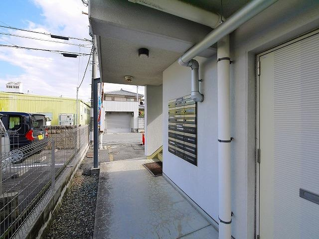 ヴィラあざみのその他共用部分|明るいエントランスです。