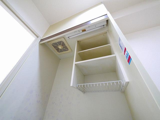 ヴィラあざみのキッチン|上部には棚もあり、便利です