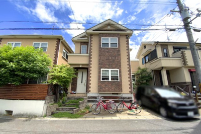 【外観】 | 宇治市五ケ庄大林　中古戸建 | 【室内情報】玄関部分が吹抜けになっており開放感のある内装です(^^)/