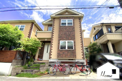 【外観】 | 宇治市五ケ庄大林　中古戸建 | 現在リフォーム中で令和3年10月末に完成予定です＼(^_^)／レンガ調のお洒落な外観♪分譲地の綺麗な町並みで暮らしやすいエリアです。