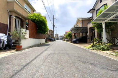 【前面道路含む現地写真】 | 宇治市五ケ庄大林　中古戸建 | 前道6ｍと開放的な分譲地内。約170ｍに広い敷地の《二子塚古墳公園》がありお散歩などが楽しめます。