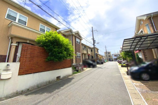 【前面道路含む現地写真】 | 間口9.6ｍあるので、運転が苦手な方でも駐車はラクラク安心ですね（＾◇＾）