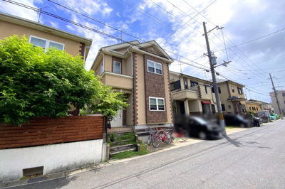 【外観】 | 宇治市五ケ庄大林　中古戸建 | 車で約10分ほどに《MOMOテラス》《イズミヤ》《アル・プラザ宇治東》があります。気軽にショッピングが楽しめます。