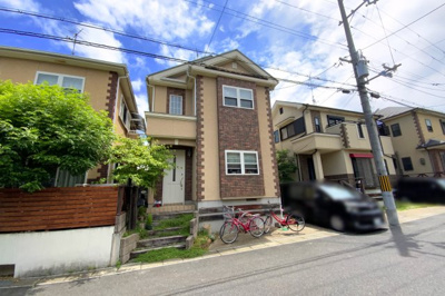 【外観】 | 宇治市五ケ庄大林　中古戸建 | 【室内情報】LDKの続きに和室があり扉を開放すれば20帖以上の広々としたスペースが確保されます。