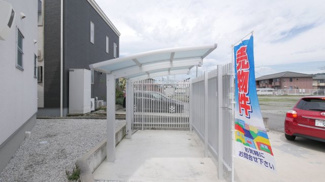 【駐車場】 | 屋根付きの駐輪場があります。