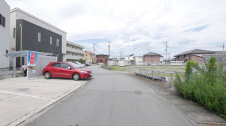 【前面道路含む現地写真】 | 約5.3ｍの公道です。車の駐車もラクラク。