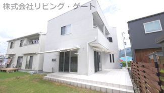 【外観】 | こだわりのあるスタイリッシュな外観です。周囲も新しい家が多く、スッキリとした街並みです。