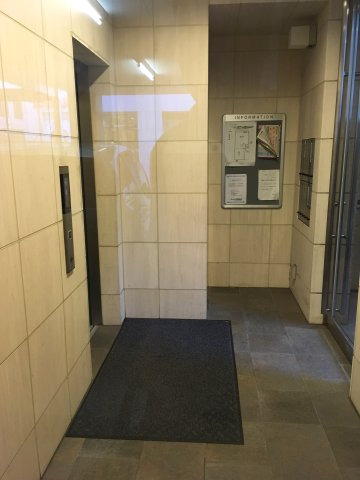 誠心ビルのエントランス