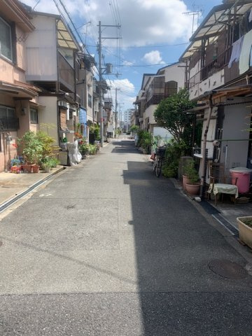 大東市氷野３丁目中古戸建の前面道路含む現地写真