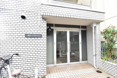 【エントランス】 | 三鷹パーソナルハウス | 手入れの行き届いたエントランス。
長期修繕計画書有。